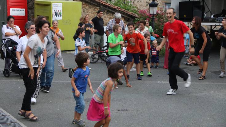 Patxi Monteroren eskutik euskal dantza tradizionalak Angiozarreko jaietan