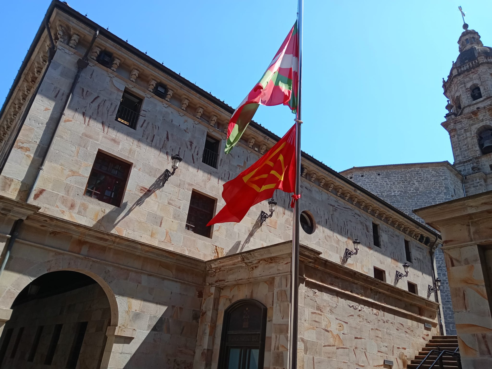 Nafarroako bandera ikurrinarekin batera jarri dute gaur Bergaran