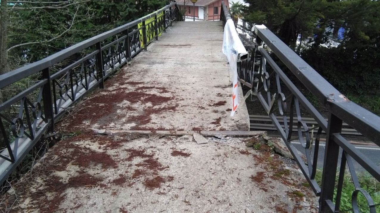 Errepide gaineko zubiak kolpe handia jaso eta mugitu egin da