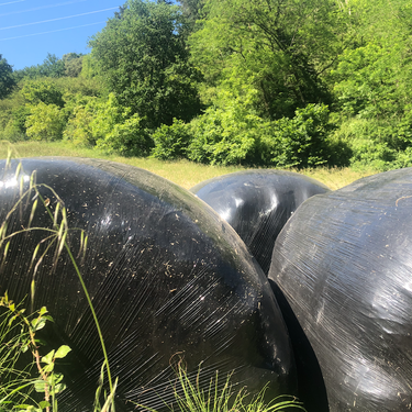 Baserri inguruan sortutako plastikoaren bilketa