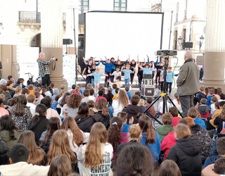 Euskal Eskola Publikoaren 31. jaiaren 'Publikoa ai do' abestia aurkeztu dute