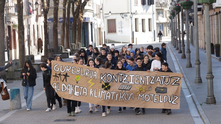 "Trantsizio energetiko kolektiboa" aldarrikatu dute Almeneko ikasleek