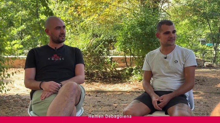 'Hemen Debagoiena': Asier Berezibar eta Ander Lopez de Armentia aretxabaletarrak Senegalen izan dira udan, oporretan, eta ‘Mundutik’ saioan kontatu dute; saioa ixteko, Karmelo Oñate eskoriatzarraren marrazkiz osatutako erakusketa