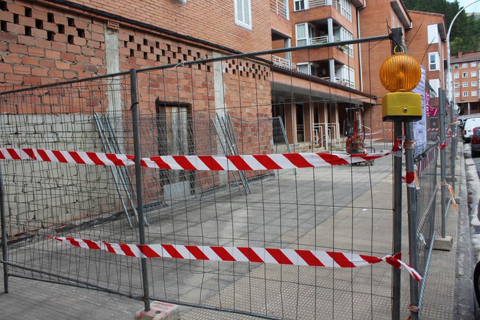 Koldo Eleizalde 1-3 plazatxoa inpermeabilizatu eta berrurbanizatzeko lanak hasi dira