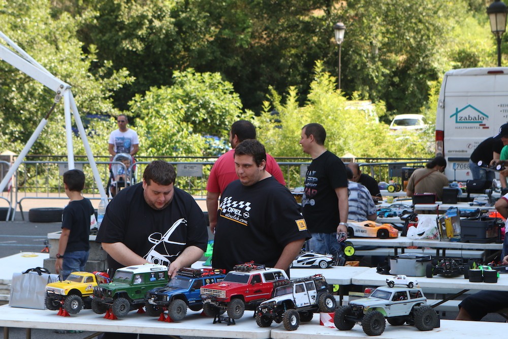 Irrati-kontrol autoen festa, hirugarrenez 