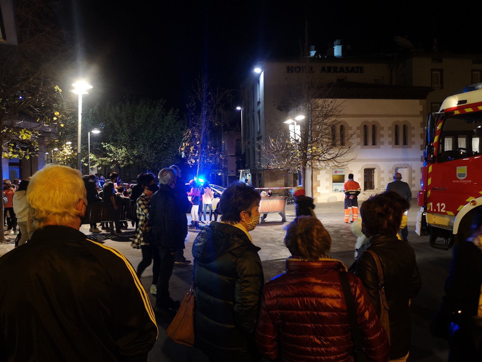 Suhiltzaileak Arrasateko erdigunean, teilatuko argi-zuloa kalera jausteko arriskuan zegoela-eta