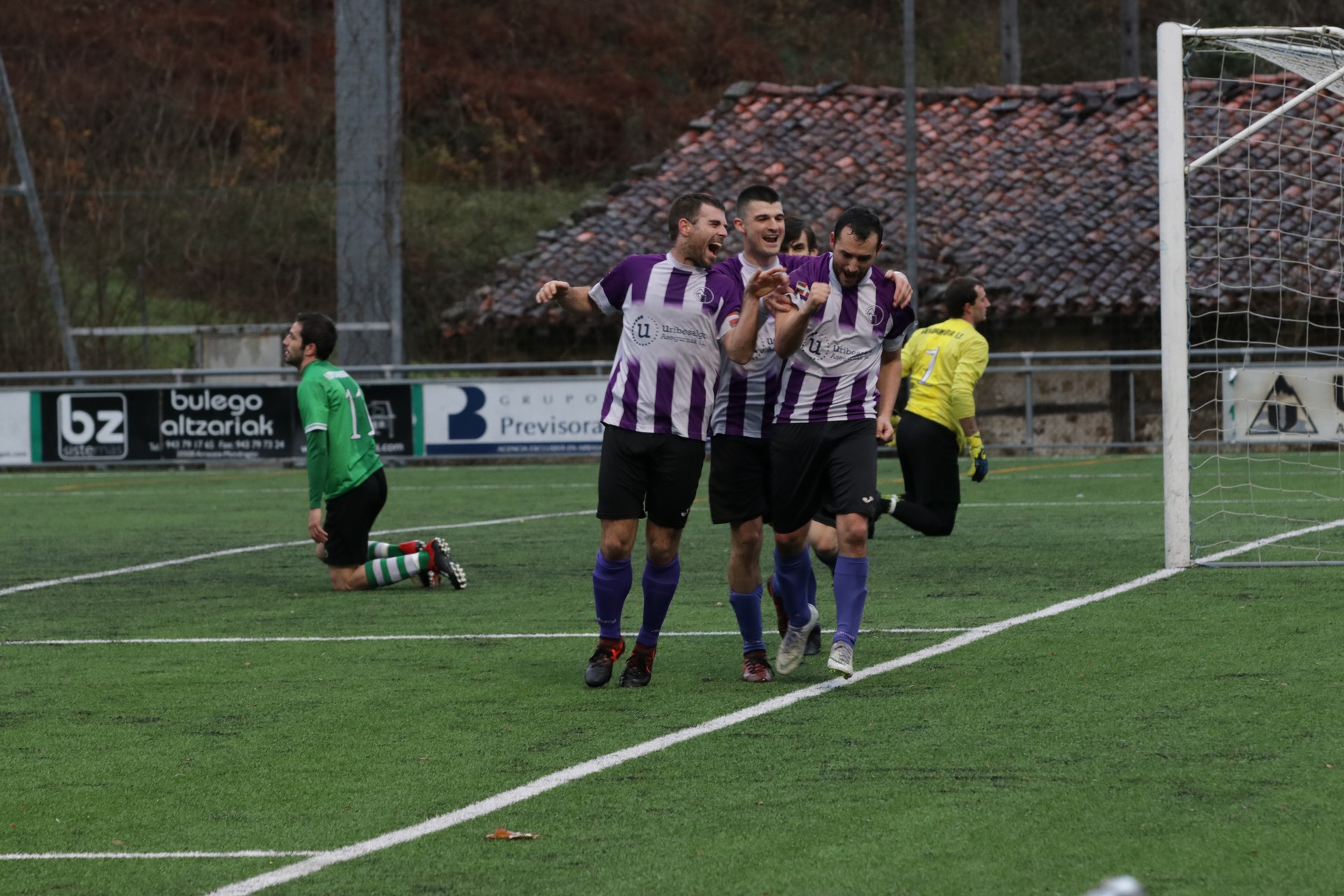 Lehen zatiko azken unean bi gol sartuta, Mondra garaile