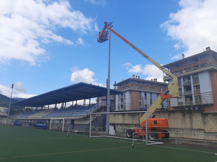 Hasi dira LED argiteria sistema jartzen Ibarra futbol zelaian