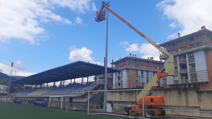 Hasi dira LED argiteria sistema jartzen Ibarra futbol zelaian