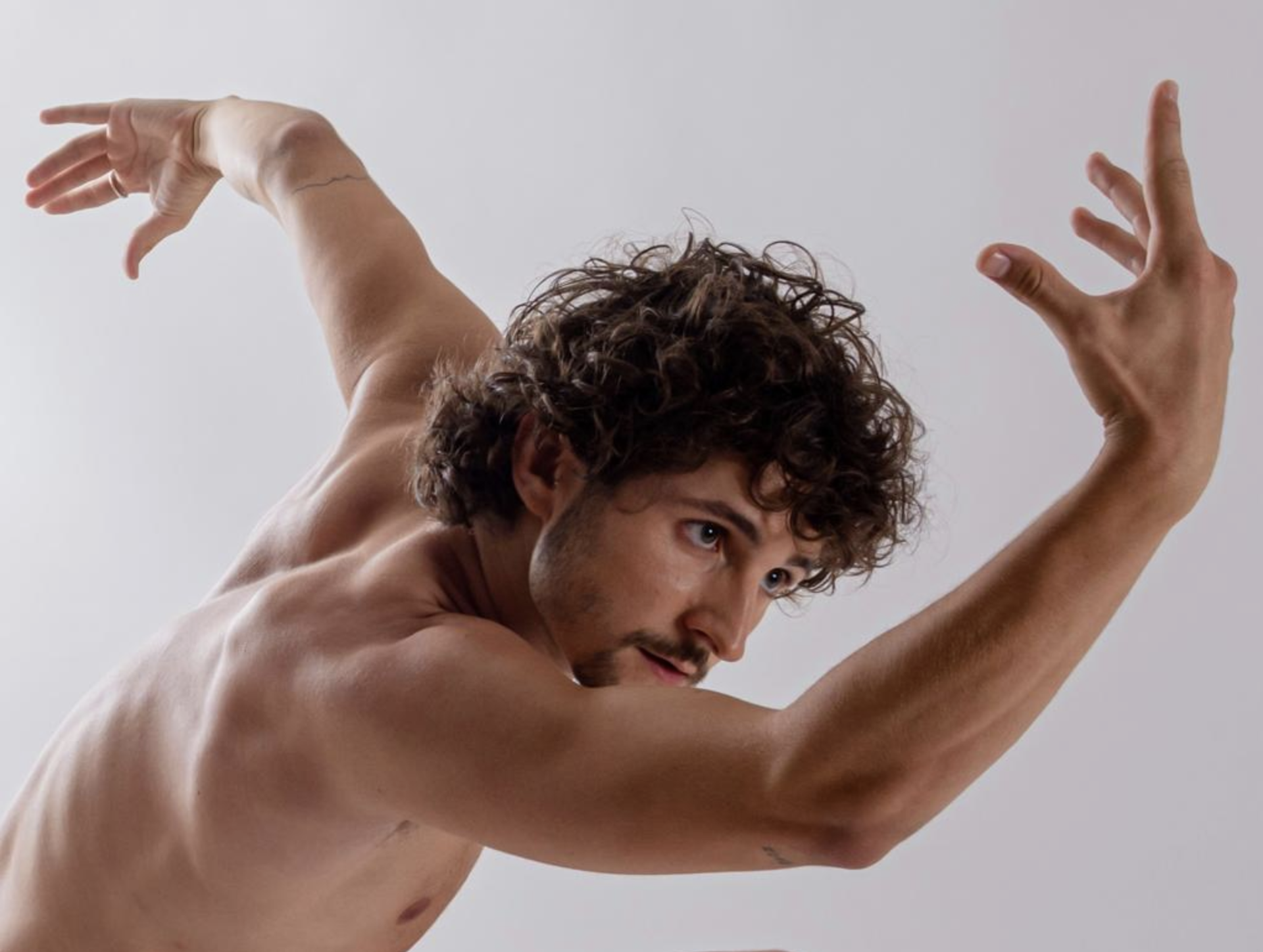 Gaizka Morales elgetarra ikuskizun berria prestatzen ari da Dresden Frankfurt Dance Companyrekin