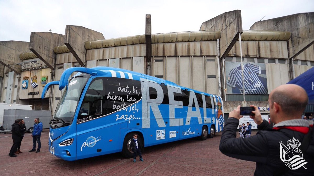 Realeko autobus ofizialak bailarako herrietako banderak jasoko ditu gaur