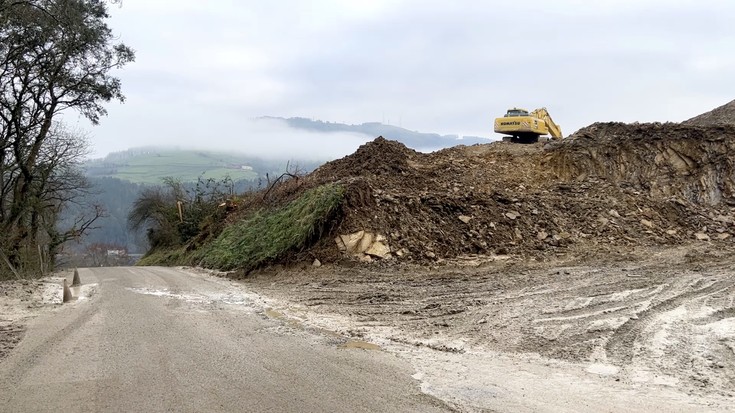 Azpiestazio elektriko berrirako lanak martxan, Txara baserri inguruan