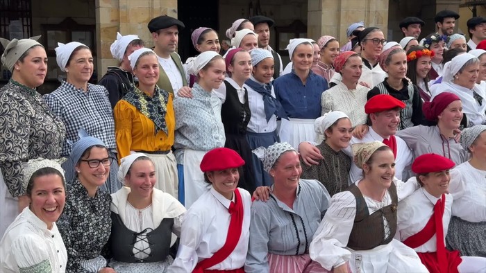 Plaza dantzaz bete du Oñatzek, 55. urteurreneko ekitaldian