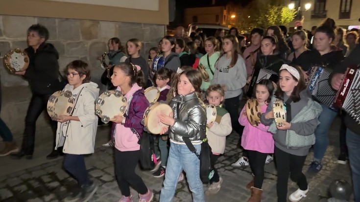 Kalejiran ospatu dute San Martin jaia Aramaioko Trikiti Eskolako ikasleek