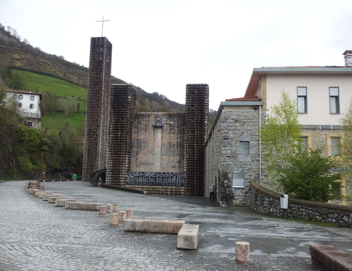 Arte lantegi eta bisita bereziak daude antolatuta Arantzazun