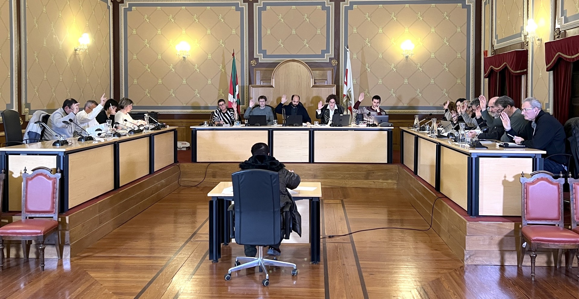 Euskararen aurkako "eraso judizialaren" kontra aho batez, eztabaidarik gabeko bilkuran