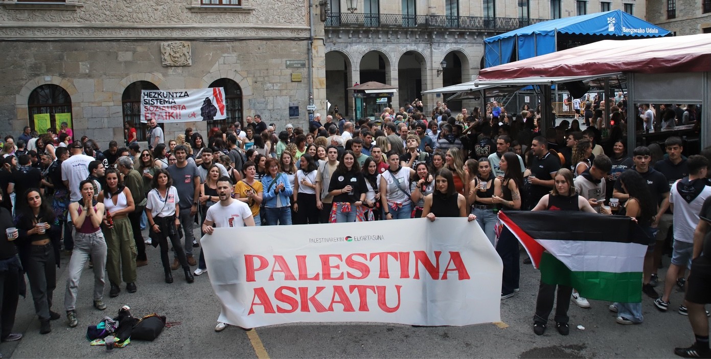 Palestinaren aldeko elkarretaratzea egin dute Bergaran
