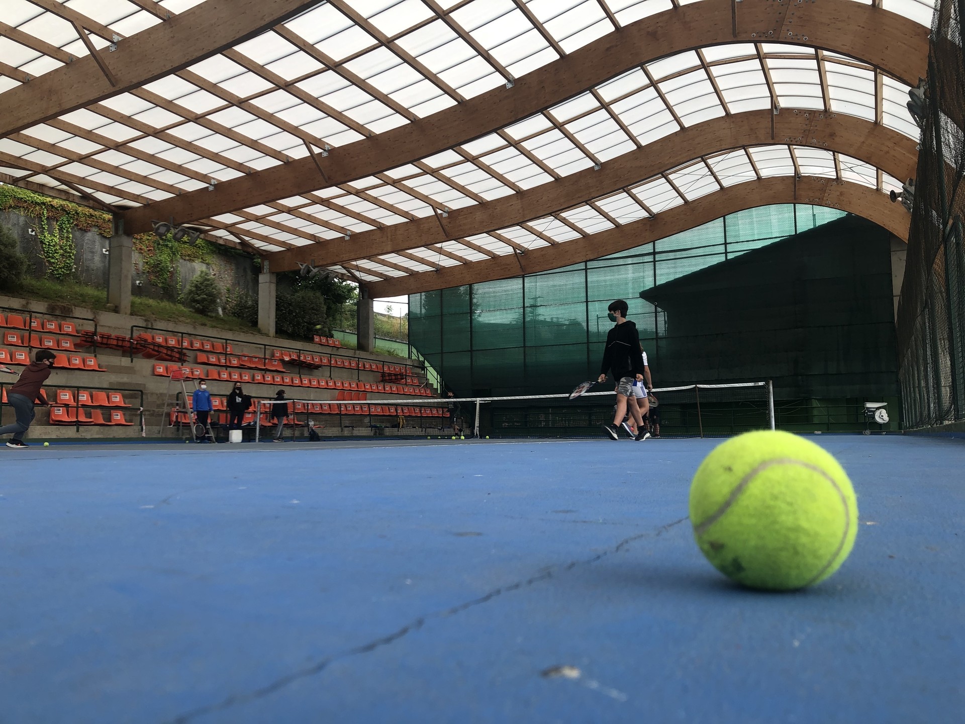 24 gaztetxo ari dira jokatzen Gabonetako tenis txapelketa Zubikoan