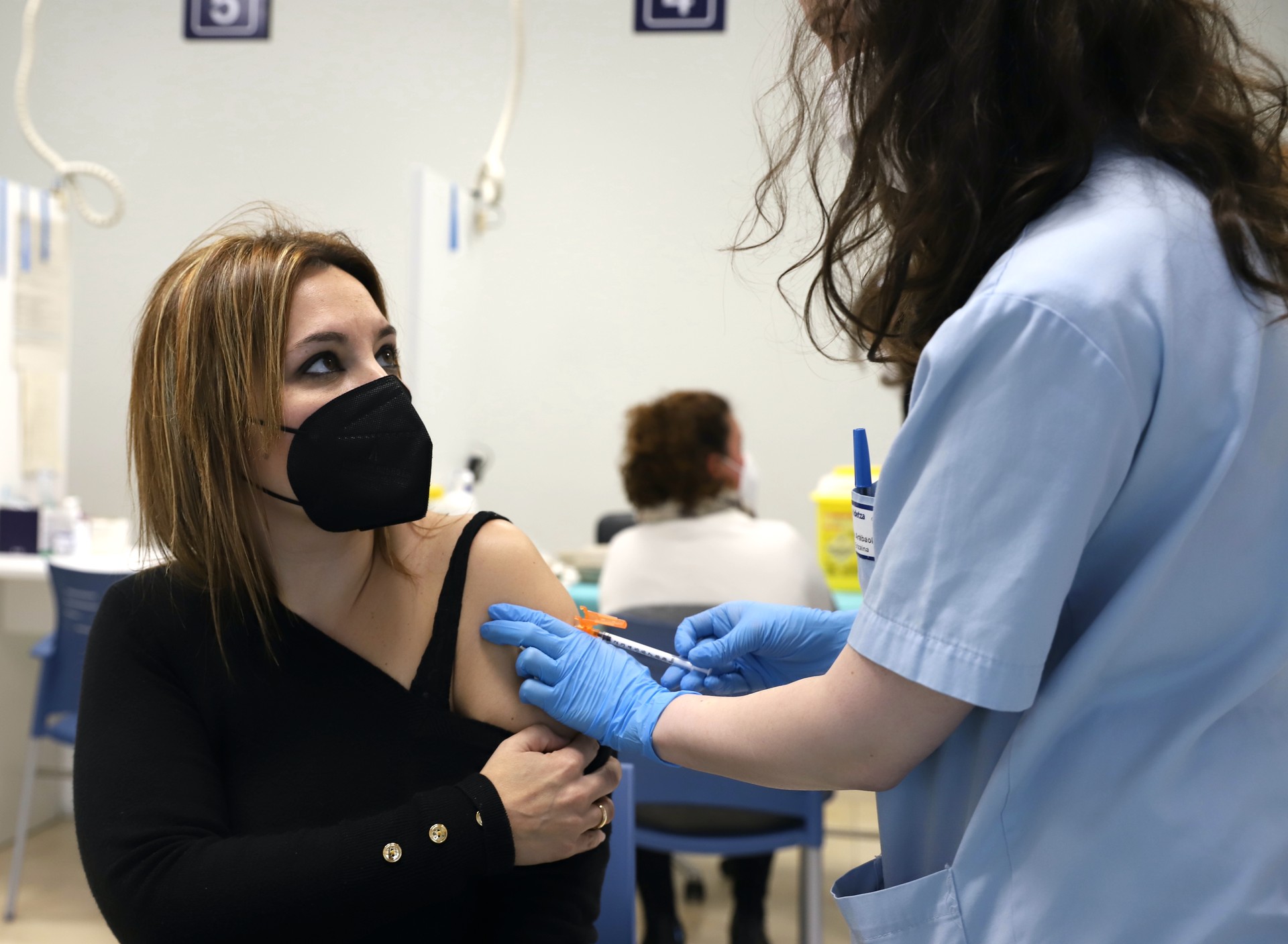 Pfizerrekin txertatutakoek hirugarren dosi bat hartzea gomendatu dute