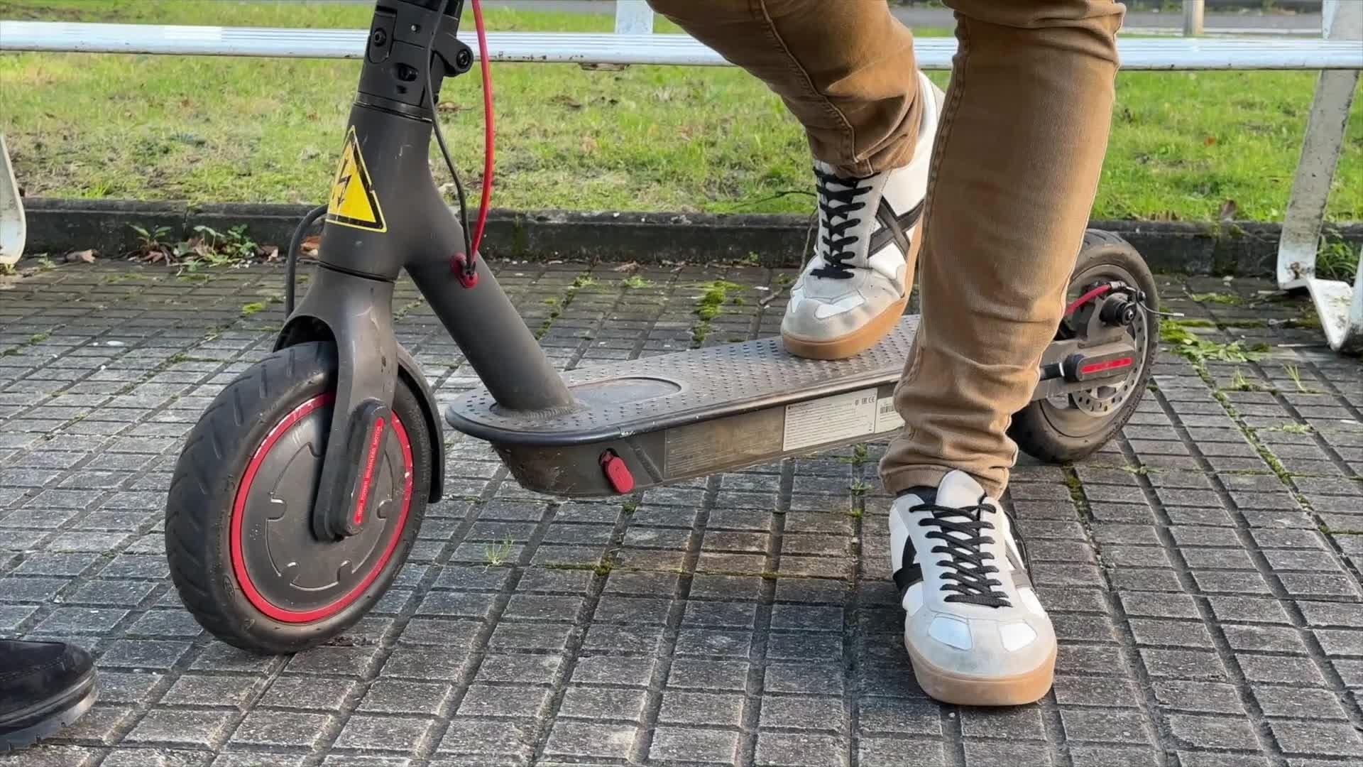 Gaurtik aurrera ezin da patinete elektrikorik sartu garraio publikoan