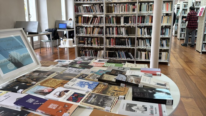 Euskarazko aurtengo liburuak pilatu dituzte liburutegiko erakusmahaian