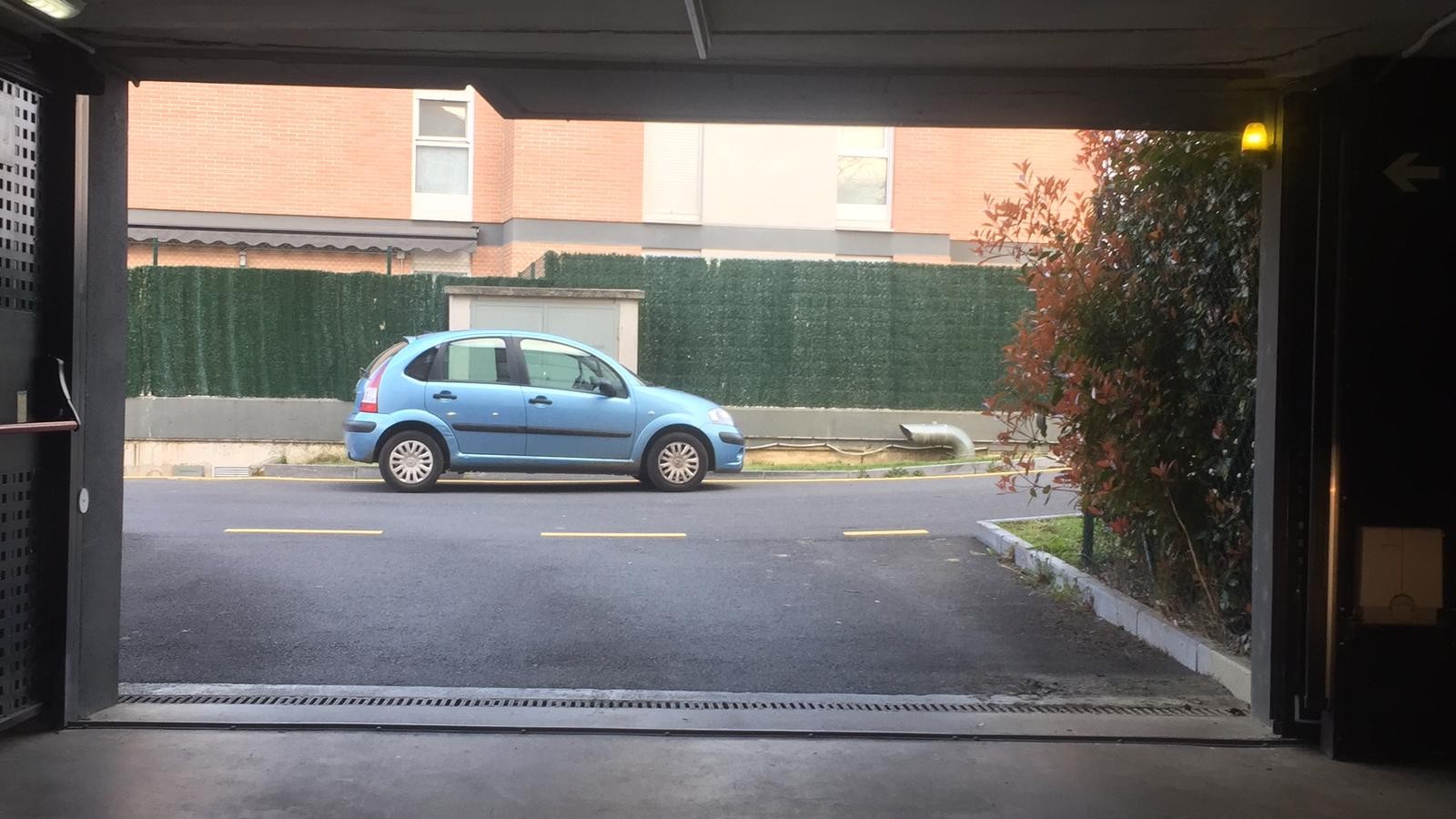 Autoa marra horien gainean aparkatuta
