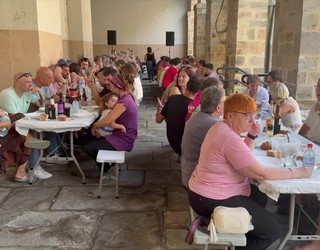 Bazkaria aitzakia, lagun zaharrak elkartu eta kontu kontari jardun eta kantuan egiteko