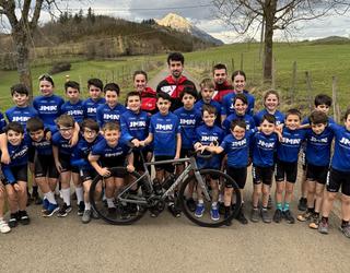 Dorletako Ama Txirrindulari Eskolak taldeak aurkeztu ditu