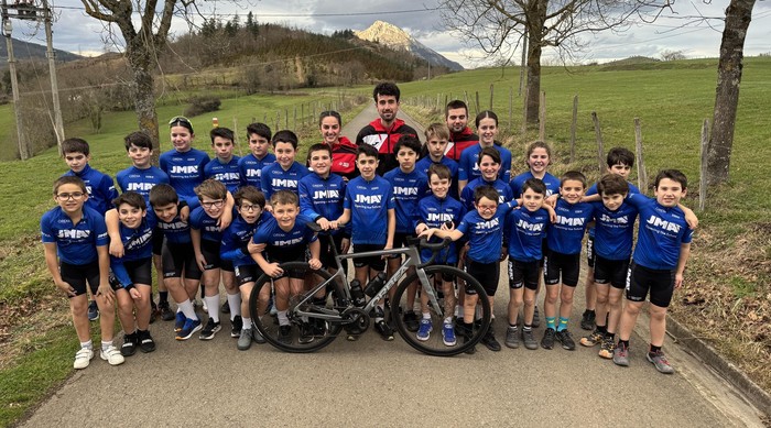 Dorletako Ama Txirrindulari Eskolak taldeak aurkeztu ditu