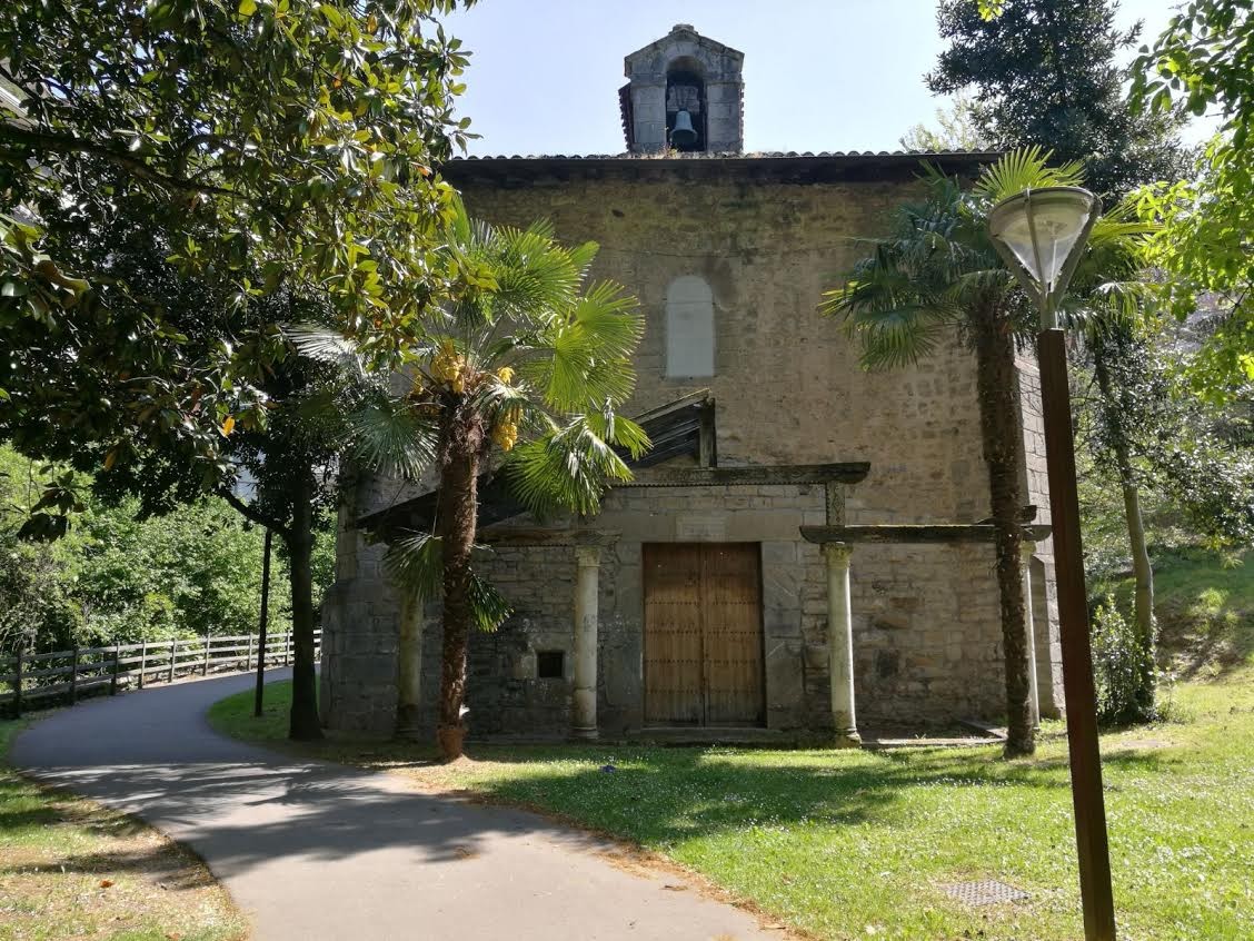 Errotaldeko Santa Ana ermitaren kanpoaldeko pintadak ezabatu eta ingurua garbitu du Udalak