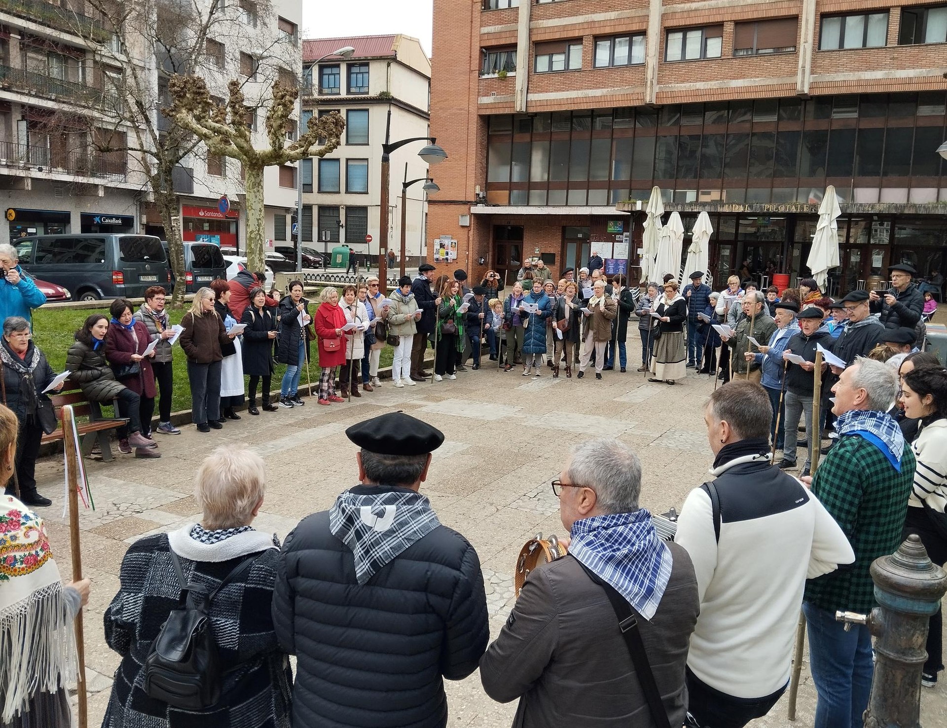 Bergarako hainbat talde Santa Ageda eskean ibiliko dira bihar herriko kaleetan