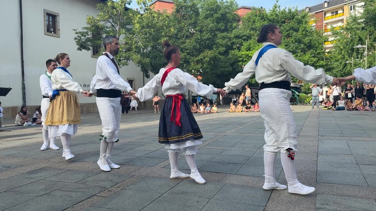 Lore Gazteak dantza taldeko beteranoek dantzaldia egin dute Seber Altuben