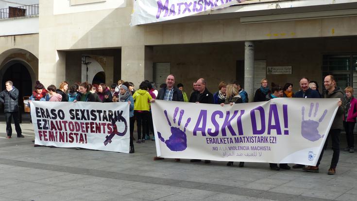 Udal ordezkariek, feministek eta herritarrek bat egin dute indarkeria matxistaren aurka