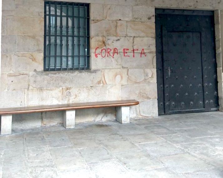 Bergarako Udalak "berehala" ezabatuko ditu bart gaueko pintaketak