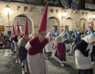 Sorgin-dantzak egin du Aratusteetarako gonbidapena Bergaran