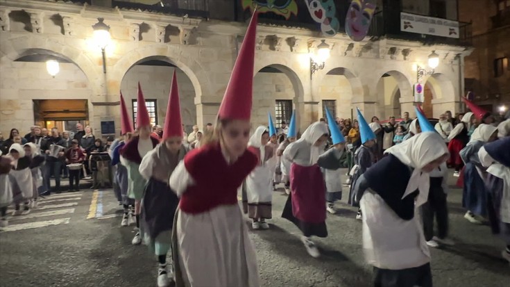 Sorgin-dantzak egin du Aratusteetarako gonbidapena Bergaran