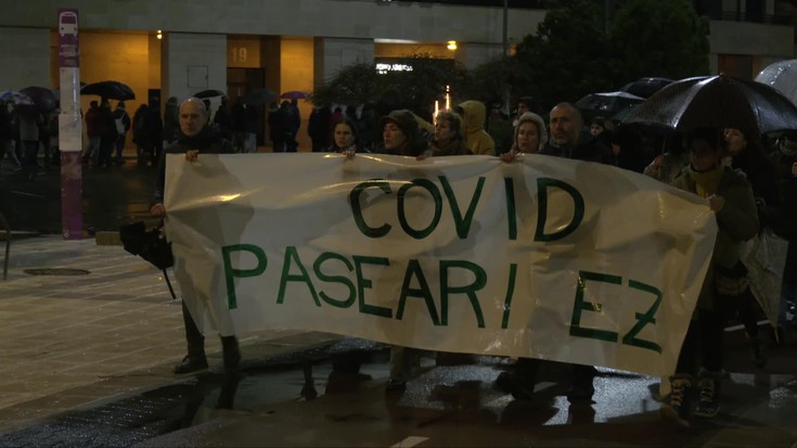 Ehunka debagoiendarrek egin dute bat COVID ziurtagiriaren kontrako manifestazioarekin