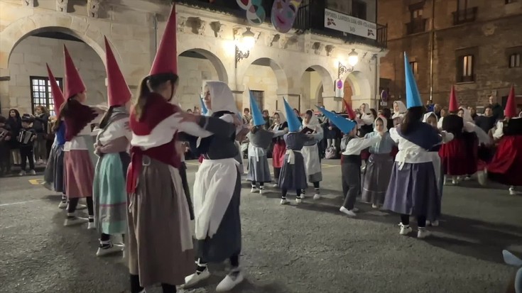 Albisteak: Inauteri Txikia egin dute Oñatin eta sorgin dantza Bergaran