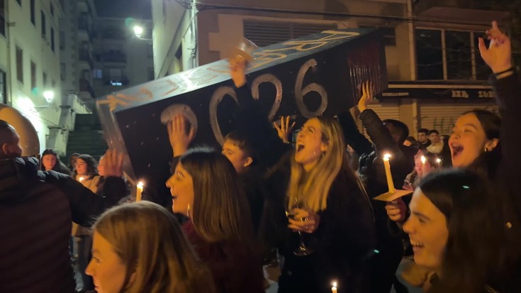 Txinen hiletarekin agurtu dituzte Aratusteak aretxabaletarrek