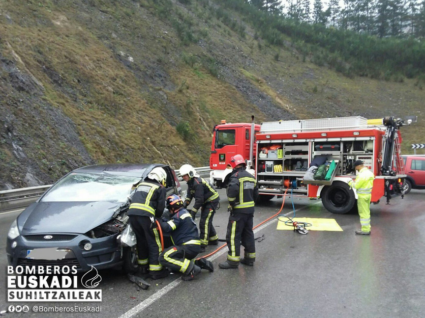 Kamioi eta auto baten arteko istripua gertatu da goizean Deskargan