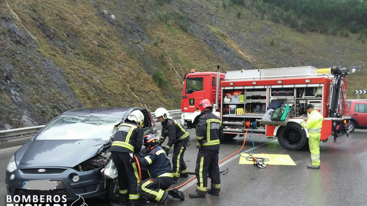 Kamioi eta auto baten arteko istripua gertatu da goizean Deskargan