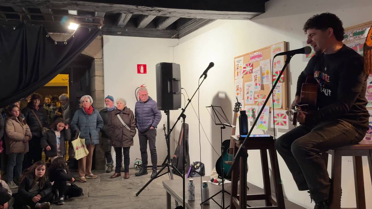 Doinu goxoekin girotu dute Euskararen Eguna Aretxabaletan