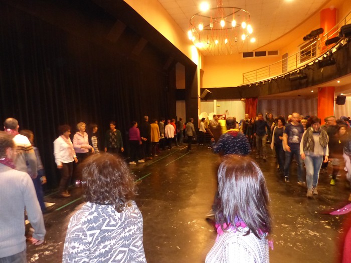 Giro bikainean, Okzitaniako dantzak ikasten - 16