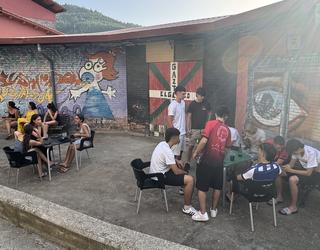 Gazte Asanbladak San Juan bezperan zabaldu du gaztetxeko barra