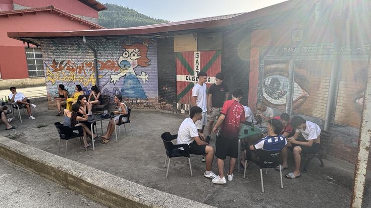 Gazte asanbladak San Juan bezperan zabaldu du gaztetxeko barra