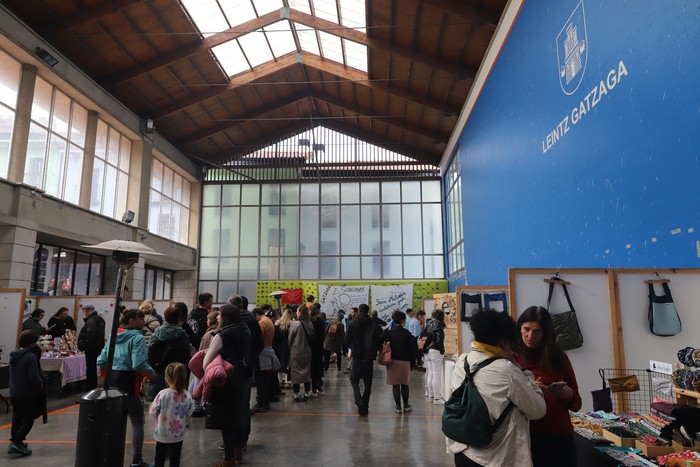 Artisau azoka, etzi, eskulangintzaz haratago