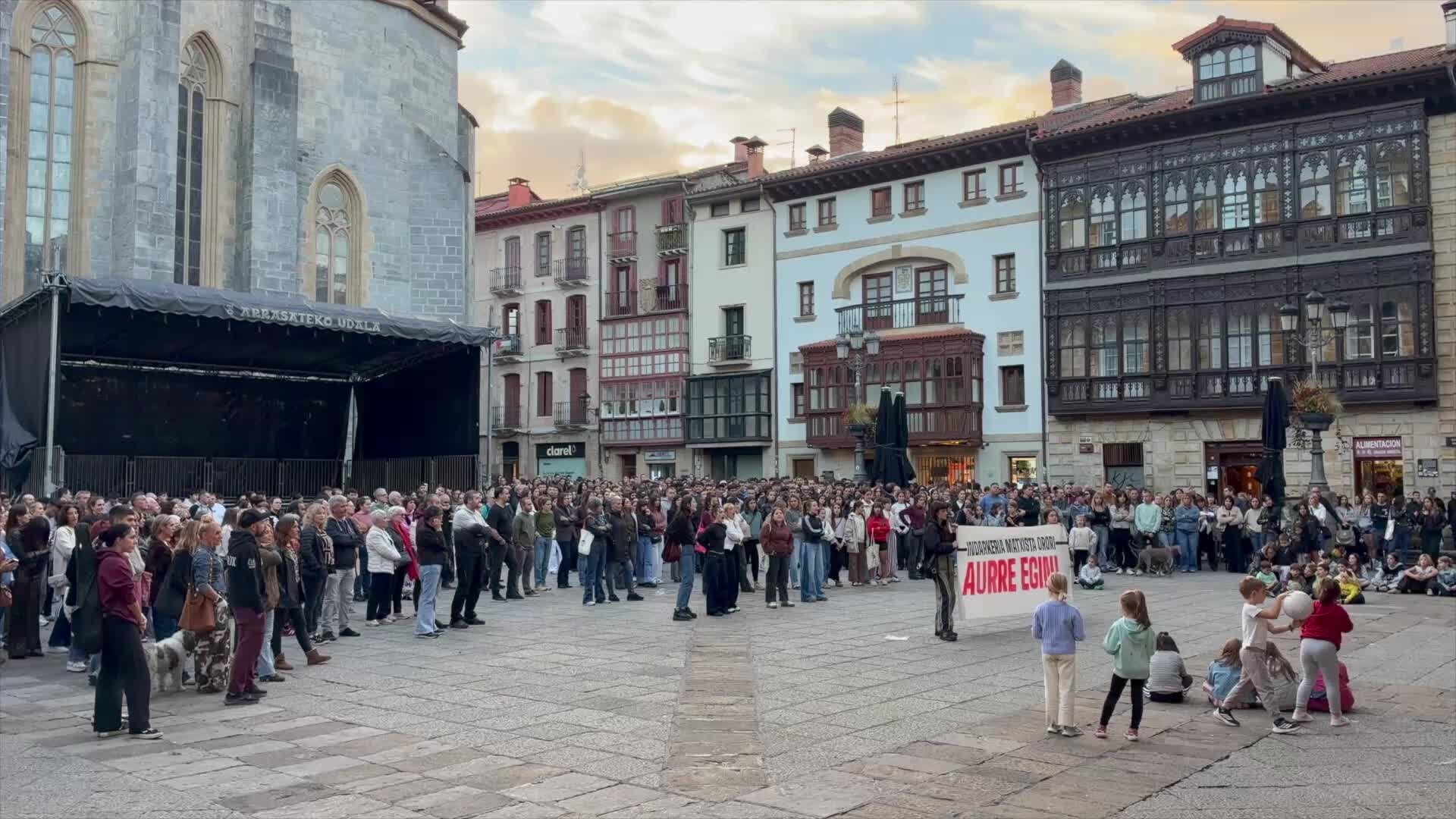 Maritxu Kajoi eguneko sexu-erasoa gaitzesteko elkarretaratze jendetsuak izan dira Arrasaten