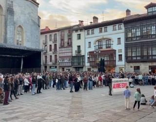 Maritxu Kajoi eguneko sexu-erasoa gaitzesteko elkarretaratze jendetsuak izan dira Arrasaten