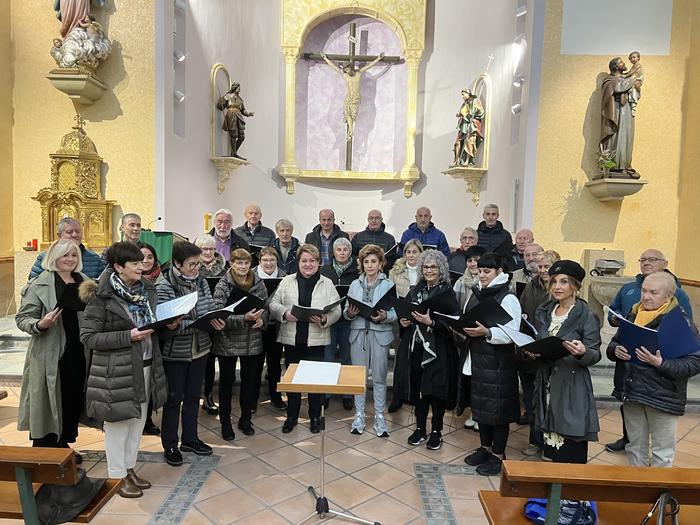 Askotariko kantuekin osatutako kontzertua domekan