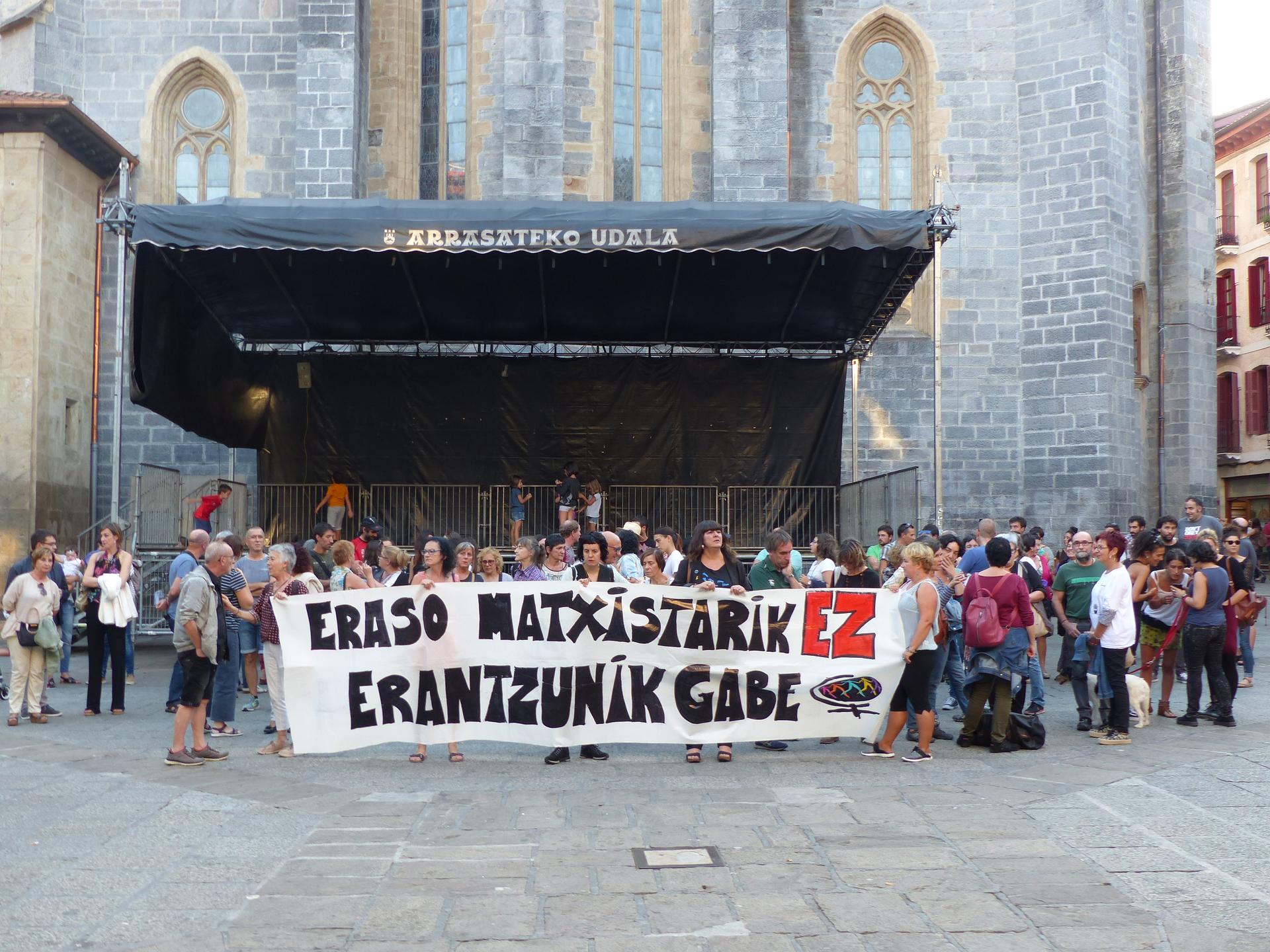 Bilboko erailketa matxista salatzeko elkarretaratzeak egin dituzte hainbat herritan